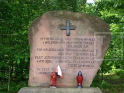 Pomnik upamiętniający dowódcę oddziału AK, Zbigniewa Kruszelnickiego „Wilka” i dwóch partyzantów. Źródło: http://turysta.swietokrzyski.eu