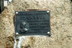 Tablica poświęcona Ks. St. Hieronimowi Konarskiemu - Żarczyce (źródło: www.itvjedrzejow.pl)