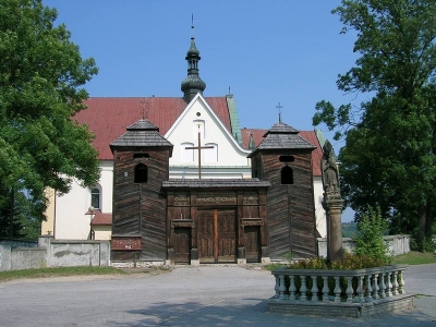 Modrzewiowa brama z dzwonnicami z XVIIIw. w Krynkach.